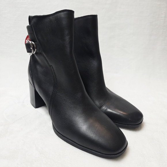 Blondo Gemma Black Leather Waterproof Ankle Booties - Picture 2 of 8
